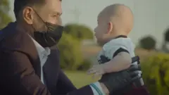 Abdullah Kurdi con su nuevo hijo Alan