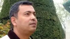 अभिजीत रॉय मुक्तमन नाम की एक वेबसाइट चलाते थे जिसपर वो अपने ब्लॉग डाला करते थे