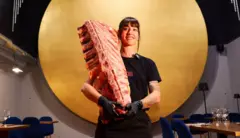 Mujer con un costillar de carne