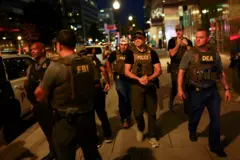 Policiais e agentes federais patrulham rua em Washington
