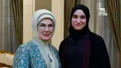 Intii lagu guda jiray soo dhaweynta ay xaaska madaxweynaha Turkiga, Amiina Erdogan, u sameysay dhiggeeda Suuriya, Latiifa Al-Durubi,