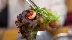 Món sườn cắt ngắn nướng hơi xém và hồng bên trong vẫn không thay đổi qua nhiều thập niên.