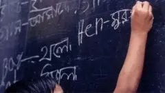 বিশেষজ্ঞরা বলছেন, এখনো স্কুল কলেজ খুলে দেয়ার মতো পরিস্থিতি তৈরি হয়নি