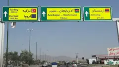 تابلویی که روی آن میزان مسافت تا ارمنستان و جمهوری خودمختار نخجوان نوشته شده است