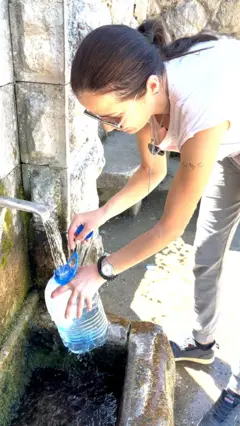 zena toci vodu u balon