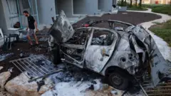 Yadda wani makamin roka da Hamas ta harba ya lalata wani wuri a birnin Ashkelon