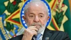 Presidente Lula com a mão no queixo pensativo