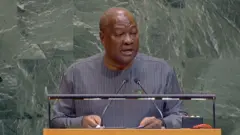 John Mahama discursa nas Nações Unidas, em um pódio em frente a uma parede revestida com mármore