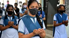 ప్రార్థన చేస్తున్న స్కూలు విద్యార్థినులు