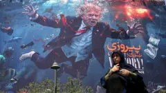 Большой билборд в Тегеране с Дональдом Трампом, перед билбордом идет женщина. 25 августа 2026 г.