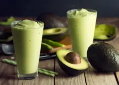 Gros plan d'un jus d'avocat dans des verres sur une table