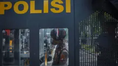 Polisi berjaga di depan Gedung Pengadilan Tipikor, Jakarta, Jumat (25/07).