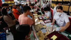 泰國曼谷的大批市民湧入唐人街金舖