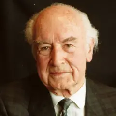 O cientista suíço Albert Hofmann, de terno e gravata, sorrindo para a câmera.