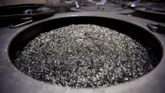 Neodymium adalah bahan untuk membuat magnet dalam pembuatan pengeras suara dan komponen komputer. 