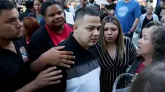 Kilmar Ábrego y su esposa Jennifer llegan a una oficina de ICE en Baltimore