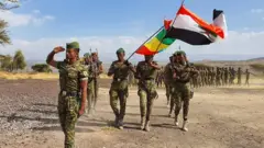 የኦሮሚያ ልዩ ኃይል የክልሉና የአገሪቱን ሰንደቅ አላማ ይዘው