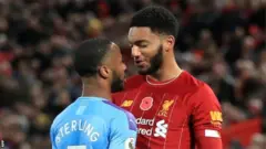 Joe Gomez na Raheem Sterling - abakinnyi bombi b'ikipe y'Ubwongereza - ubwo bashyamiranaga mu kibuga ku cyumweru mu mukino Liverpool yatsinze Man City 3 - 1