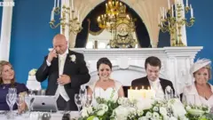 "Я не весільний фотограф," - стверджує Ієн Велдон, хоча знімає він саме весілля