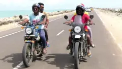 பொன்னியின் செல்வன் பார்த்துவிட்டு தமிழ்நாட்டிற்கு 'பைக் டூர்' வந்த ஆந்திர இளைஞர்கள்