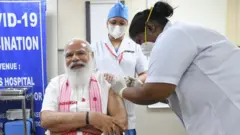 વડા પ્રધાન નરેન્દ્ર મોદીએ કોરોનાની રસીનો પહેલો ડોઝ લીધો.
