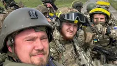 Miembros del Cuerpo de Voluntarios Rusos posan para una foto en el puesto fronterizo de Kozinka.
