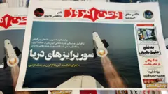 Jornais iranianos na edição de 19 de fevereiro. Manchete diz "surpresas no mar" em farsi