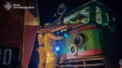 Рятувальники оглядають поламаний вагон потяга