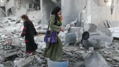 Palestinos inspecionam os danos no local de um ataque israelense a uma casa em Jabalia, norte de Gaza. Foto: 30 de maio de 2025