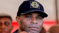 Alhaji Mustapha Olanrewaju (Sego) Alaga NURTW nipinlẹ Eko ree. O de fila dudu, o si n woye ọọkan ninu aworan yii