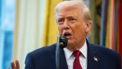 Трамп что-то говорит в микрофон