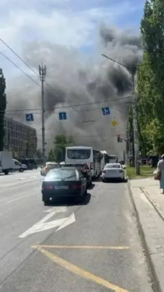 Черный дым, видный в конце улицы