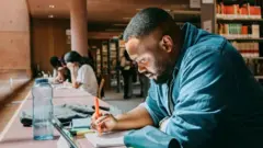 Aworan akẹkọọ kan to gbaradi fun idanwo