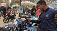 বুধবার প্রথম দিনে নগদ-বিহীন লেনদেন করছেন একজন ক্রেতা