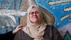 Gazzeli bir kadın ağlıyor