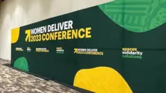Ikirango cy'inama ya Women Deliver kiri ku nyubako i Kigali