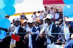 Madaxweyne Xasan Sheekh iyo Madaxweyne Deni oo xariiga ka jaraya dekadda