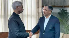 வங்கதேசத்தின் முன்னாள் பிரதமர் காலிதா ஜியாவின் மறைவுக்கு அஞ்சலி செலுத்துவதற்காக இந்திய வெளியுறவுத் துறை அமைச்சர் எஸ். ஜெய்சங்கர் புதன்கிழமை டாக்கா சென்றடைந்தார். 