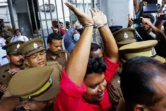 හිටපු ජනාධිපති ගෝඨාභය රාජපක්ෂ බලයෙන් පහකිරීමේ උද්ඝෝෂණවල ප්රමුඛ භූමිකාවක් ඉටු කිරීම සම්බන්ධයෙන් අත්අඩංගුවට ගත් අන්තර් විශ්වවිද්යාල ශිෂ්ය බල මණ්ඩලයේ නායක වසන්ත මුදලිගේ , 2023 ජනවාරි 31 වන දින කොළඹ මහේස්ත්රාත් අධිකරණයට ඉදිරිපත් කිරීමෙන් පසු බන්ධනාගාර නිලධාරීන්ගේ ආරක්ෂාව යටතේ රැගෙන යමින්