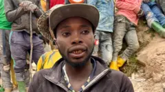 O mineiro Peter Osiasi na mina de Rubaya, com seus colegas ao fundo