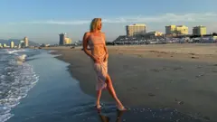 Anastasia Samsonova na praia de Wonsan Kalma, na Coreia do Norte