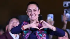 Claudia Sheinbaum yeretse abakunzi be ikimenyetso cy'urukundo ku rubuga Zocalo Square muri Mexico City kuri uyu wa mbere nyuma yo gutangazwa ko ari we watsinze amatora