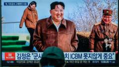 Đài Yonhapnews của Hàn Quốc phát cảnh nhà lãnh đạo Bắc Hàn Kim Jong Un mỉm cười sau khi giám sát cuộc thử nghiệm tên lửa siêu thanh hôm 19/3