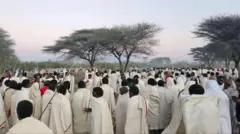 Namoota uffata aadaa Oromoo Karrayyuu, halluu adii fi diimaa qabuun, faayamuun dhaabatan. Haalli namoonni itti rifeensa midhaaffatan wal fakkaata. Rifeensa haala kanaan sirreeffachuun aadaa Oromoo Karrayyuuti