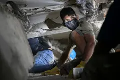 Voluntario entre los escombros de un edificio derrumbado en La Guaira