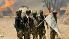 Awọn ṣọja naa ṣafihan asia kan ninu igbo ti wọn wa