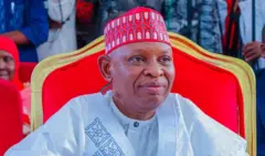 Gwamnan Jihar Kano Abba Kabir Yusuf zaune a kan kujera