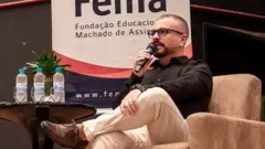 Homem sentado falando ao microfone em evento - professor de História da Universidade Regional do Pampa (Unipampa) Jeremyas Machado Silva, de Santa Rosa