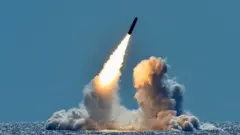 Một tên lửa Trident II D5 không mang đầu đạn được phóng thử từ tàu ngầm mang tên lửa đạn đạo lớp Ohio của Hải quân Mỹ, USS Nebraska, ngoài khơi bang California (Mỹ), ảnh chụp ngày 26/3/2018