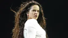 Испанская певица Розалия встряхивает волосами, поворачиваясь к зрителям во время концерта в рамках своего турне Motomami 2022 в Севилье, Испания